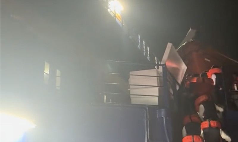 Sebuah video merekam detik-detik penumpang dievakuasi saat kapal Pesiar world Legacy terbakar. (Tangkapan Layar Video Tiktok/QUVNH.SG)