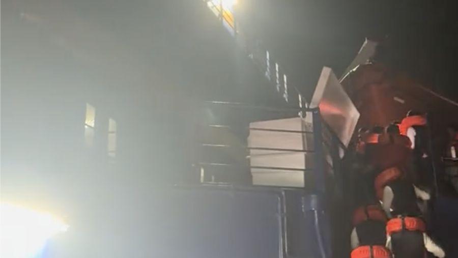 Sebuah video merekam detik-detik penumpang dievakuasi saat kapal Pesiar world Legacy terbakar. (Tangkapan Layar Video Tiktok/QUVNH.SG)