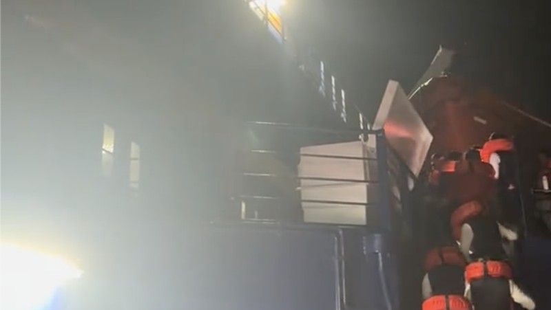 Sebuah video merekam detik-detik penumpang dievakuasi saat kapal Pesiar world Legacy terbakar. (Tangkapan Layar Video Tiktok/QUVNH.SG)