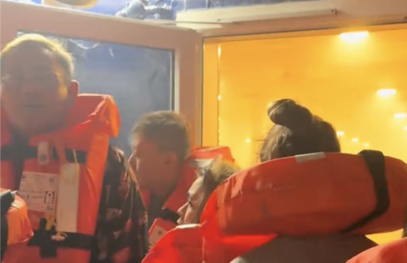 Sebuah video merekam detik-detik penumpang dievakuasi saat kapal Pesiar world Legacy terbakar. (Tangkapan Layar Video Tiktok/QUVNH.SG)