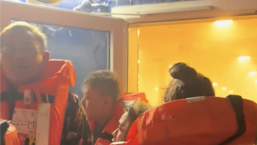 Sebuah video merekam detik-detik penumpang dievakuasi saat kapal Pesiar world Legacy terbakar. (Tangkapan Layar Video Tiktok/QUVNH.SG)