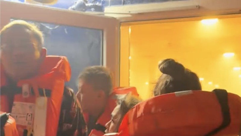 Sebuah video merekam detik-detik penumpang dievakuasi saat kapal Pesiar world Legacy terbakar. (Tangkapan Layar Video Tiktok/QUVNH.SG)