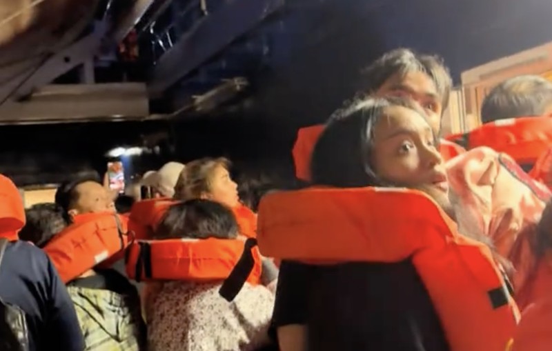 Sebuah video merekam detik-detik penumpang dievakuasi saat kapal Pesiar world Legacy terbakar. (Tangkapan Layar Video Tiktok/QUVNH.SG)
