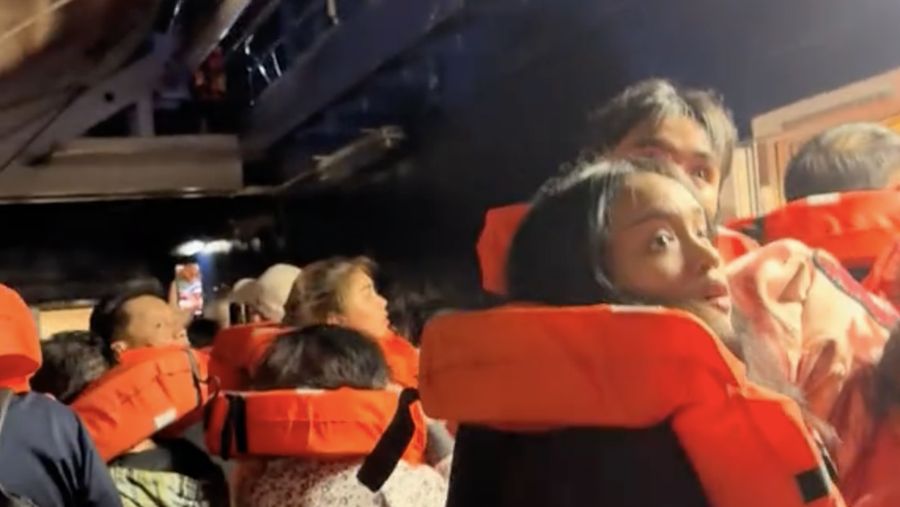 Sebuah video merekam detik-detik penumpang dievakuasi saat kapal Pesiar world Legacy terbakar. (Tangkapan Layar Video Tiktok/QUVNH.SG)