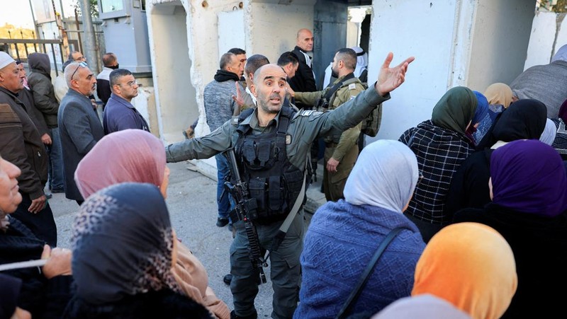 Warga Palestina berbondong-bondong menuju kompleks Al-Aqsa, yang juga dikenal oleh orang Yahudi sebagai Bukit Bait Suci, di Kota Tua Yerusalem, untuk mengikuti salat Jumat pertama selama bulan suci Ramadhan, di dekat pos pemeriksaan Qalandia di Tepi Barat yang diduduki Israel, 20 Februari 2026. (REUTERS/Mohammed Torokman)