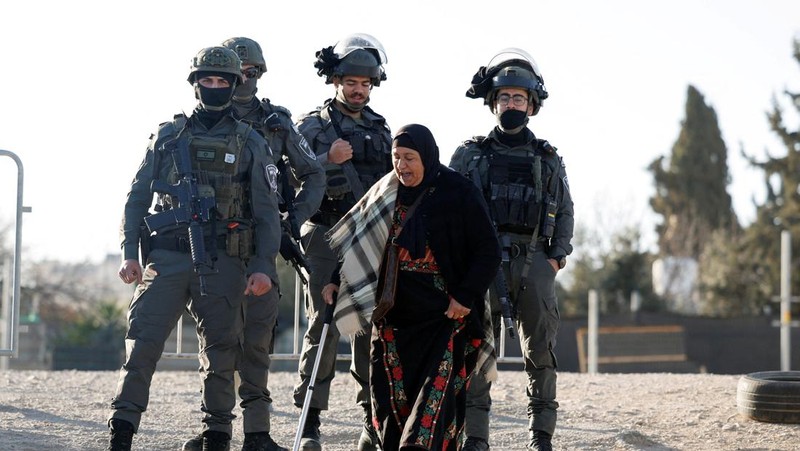 Warga Palestina berbondong-bondong menuju kompleks Al-Aqsa, yang juga dikenal oleh orang Yahudi sebagai Bukit Bait Suci, di Kota Tua Yerusalem, untuk mengikuti salat Jumat pertama selama bulan suci Ramadhan, di dekat pos pemeriksaan Qalandia di Tepi Barat yang diduduki Israel, 20 Februari 2026. (REUTERS/Mohammed Torokman)