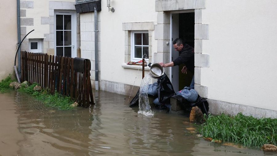 Foto udara yang diambil pada Kamis (19/2/2026) memperlihatkan hamparan lahan pertanian dan permukiman warga terendam banjir di antara kota Agen dan La R&eacute;ole, Prancis barat daya. (Tangkapan Layar Video Reuters/SECURITE CIVILE)