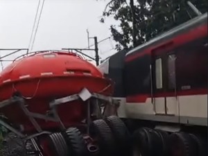 Video Truk Tertemper KA Bandara, Jalur Tangerang-Duri Disetop Sementara