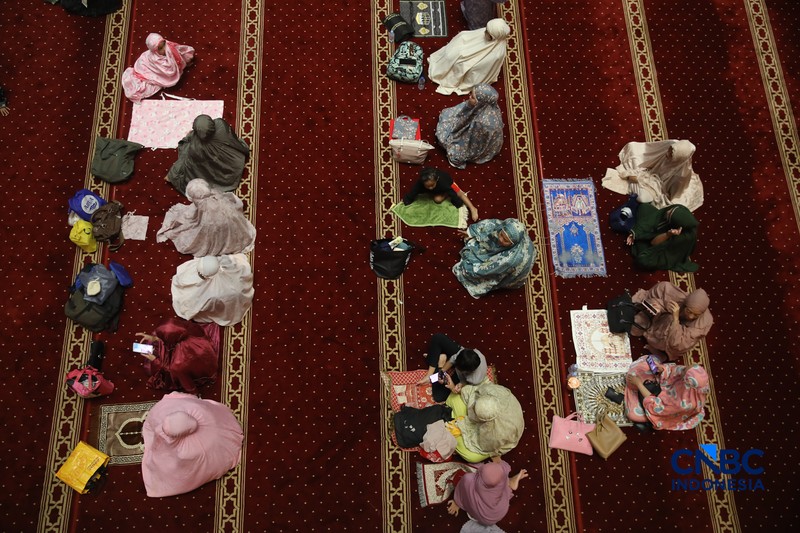Umat muslim mengikuti salat Tarawih Ramadan 1447 Hijriah di Masjid Istiqlal, Jakarta, Kamis (19/2/2026). (CNBC Indonesia/Faisal Rahman)