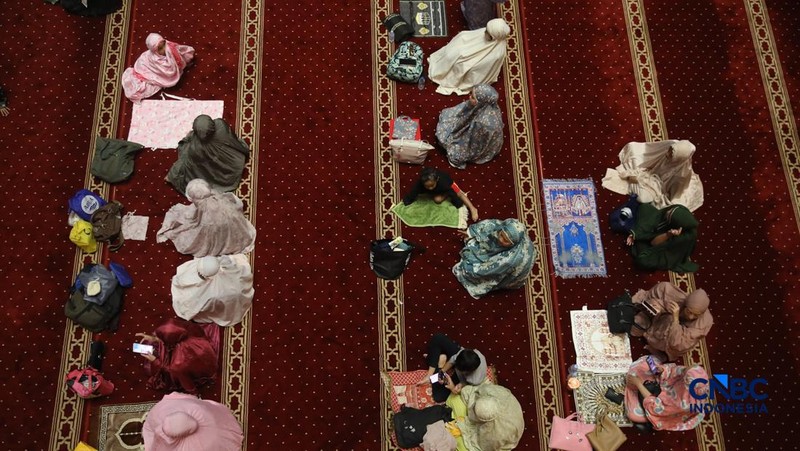 Umat muslim mengikuti salat Tarawih Ramadan 1447 Hijriah di Masjid Istiqlal, Jakarta, Kamis (19/2/2026). (CNBC Indonesia/Faisal Rahman)