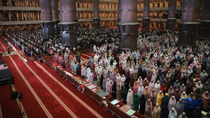 Umat muslim mengikuti salat Tarawih Ramadan 1447 Hijriah di Masjid Istiqlal, Jakarta, Kamis (19/2/2026). (CNBC Indonesia/Faisal Rahman)