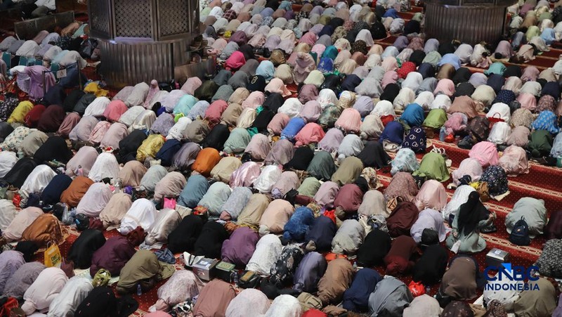 Umat muslim mengikuti salat Tarawih Ramadan 1447 Hijriah di Masjid Istiqlal, Jakarta, Kamis (19/2/2026). (CNBC Indonesia/Faisal Rahman)