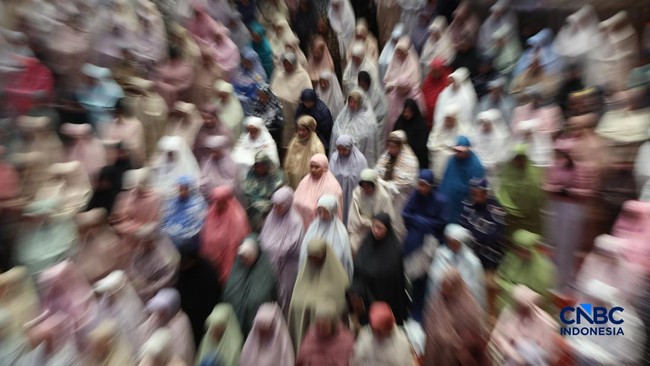 Potret Ribuan Umat Muslim Salat Tarawih di Masjid Istiqlal Jakarta