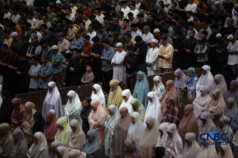 Umat muslim mengikuti salat Tarawih Ramadan 1447 Hijriah di Masjid Istiqlal, Jakarta, Kamis (19/2/2026). (CNBC Indonesia/Faisal Rahman)