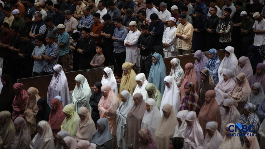 Umat muslim mengikuti salat Tarawih Ramadan 1447 Hijriah di Masjid Istiqlal, Jakarta, Kamis (19/2/2026). (CNBC Indonesia/Faisal Rahman)