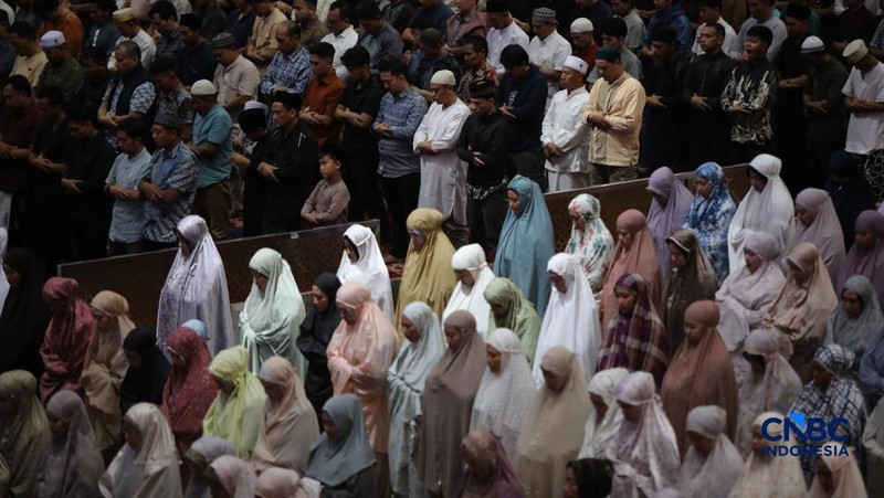Umat muslim mengikuti salat Tarawih Ramadan 1447 Hijriah di Masjid Istiqlal, Jakarta, Kamis (19/2/2026). (CNBC Indonesia/Faisal Rahman)