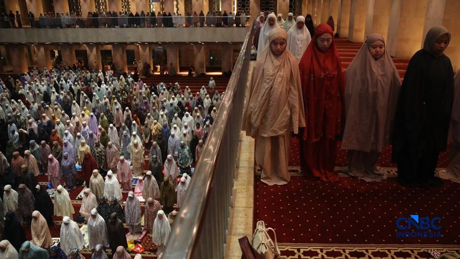 Umat muslim mengikuti salat Tarawih Ramadan 1447 Hijriah di Masjid Istiqlal, Jakarta, Kamis (19/2/2026). (CNBC Indonesia/Faisal Rahman)