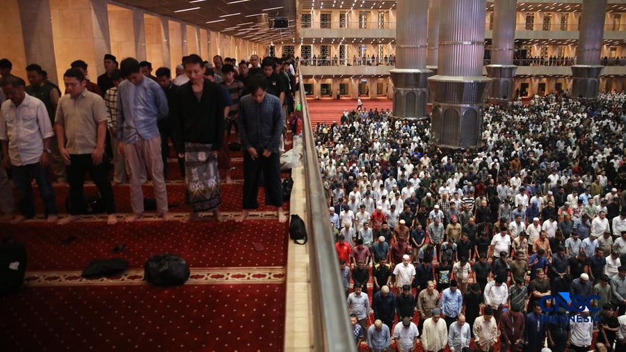 Umat muslim mengikuti salat Tarawih Ramadan 1447 Hijriah di Masjid Istiqlal, Jakarta, Kamis (19/2/2026). (CNBC Indonesia/Faisal Rahman)