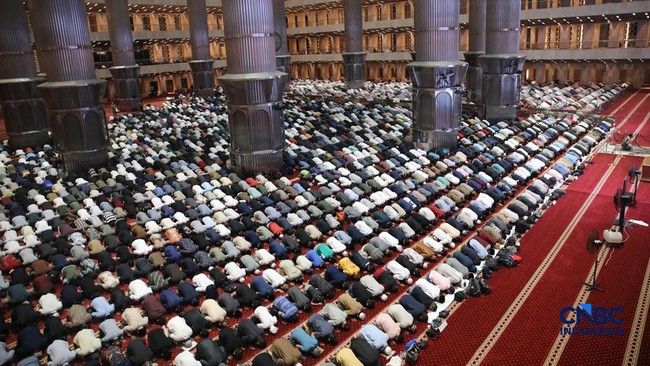 Salat Tarawih Sendiri di Rumah? Begini Hukum, Niat, dan Tata Caranya