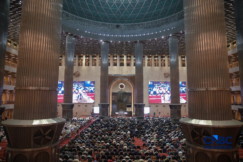 Umat muslim mengikuti salat Tarawih Ramadan 1447 Hijriah di Masjid Istiqlal, Jakarta, Kamis (19/2/2026). (CNBC Indonesia/Faisal Rahman)