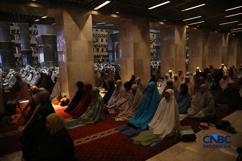 Umat muslim mengikuti salat Tarawih Ramadan 1447 Hijriah di Masjid Istiqlal, Jakarta, Kamis (19/2/2026). (CNBC Indonesia/Faisal Rahman)