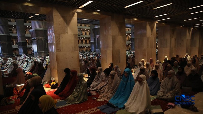 Umat muslim mengikuti salat Tarawih Ramadan 1447 Hijriah di Masjid Istiqlal, Jakarta, Kamis (19/2/2026). (CNBC Indonesia/Faisal Rahman)