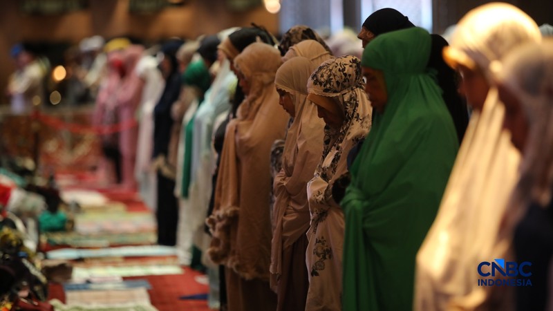Umat muslim mengikuti salat Tarawih Ramadan 1447 Hijriah di Masjid Istiqlal, Jakarta, Kamis (19/2/2026). (CNBC Indonesia/Faisal Rahman)