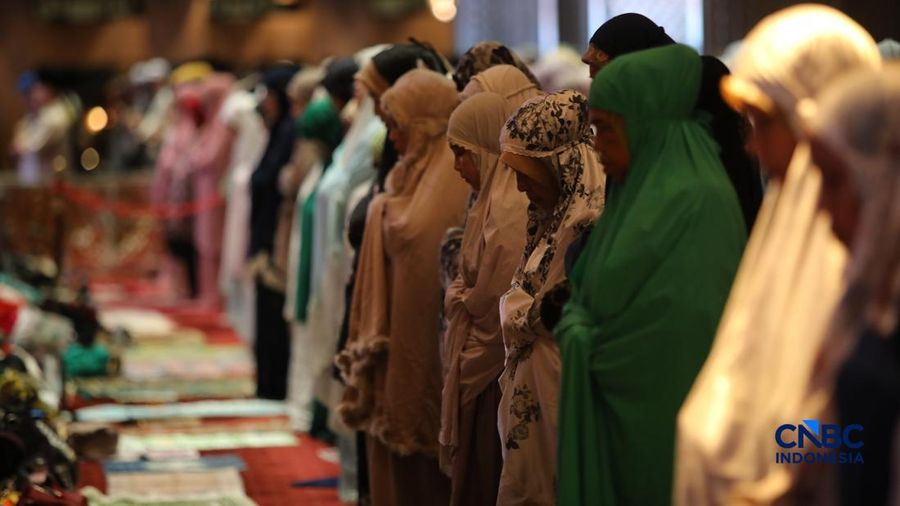 Umat muslim mengikuti salat Tarawih Ramadan 1447 Hijriah di Masjid Istiqlal, Jakarta, Kamis (19/2/2026). (CNBC Indonesia/Faisal Rahman)