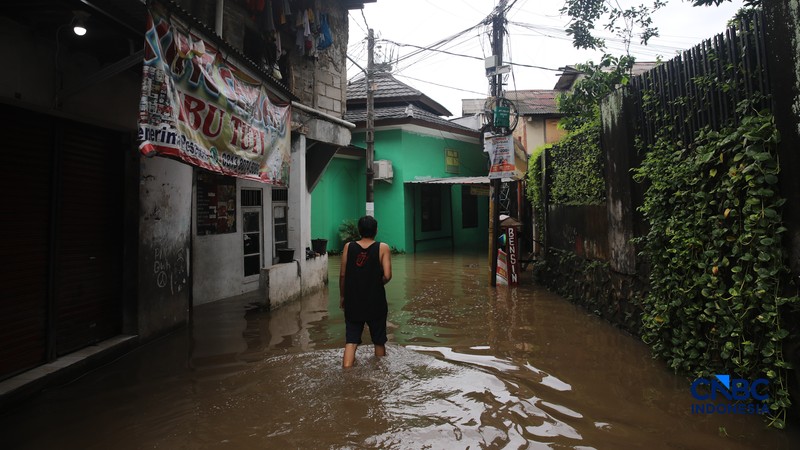 Warga beraktivitas saat banjir merendam pemukiman di kawasan Pesanggrahan, Jakarta, Jumat (20/2/2026). (CNBC Indonesia/Faisal Rahman)