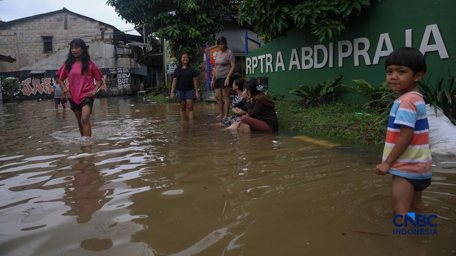 Warga beraktivitas saat banjir merendam pemukiman di kawasan Pesanggrahan, Jakarta, Jumat (20/2/2026). (CNBC Indonesia/Faisal Rahman)