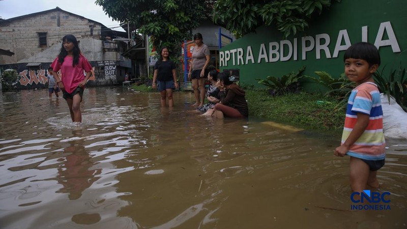 Warga beraktivitas saat banjir merendam pemukiman di kawasan Pesanggrahan, Jakarta, Jumat (20/2/2026). (CNBC Indonesia/Faisal Rahman)