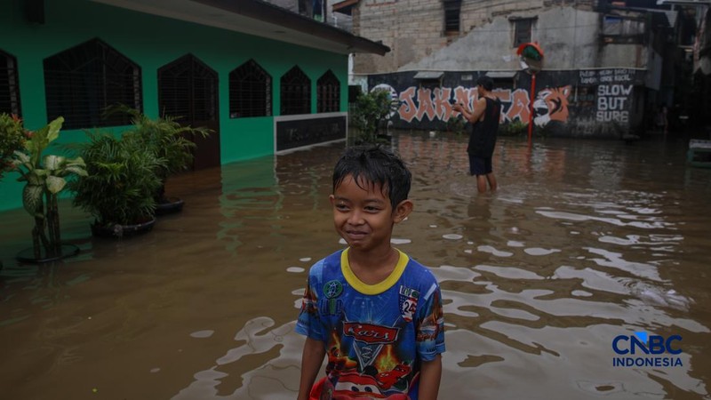 Warga beraktivitas saat banjir merendam pemukiman di kawasan Pesanggrahan, Jakarta, Jumat (20/2/2026). (CNBC Indonesia/Faisal Rahman)