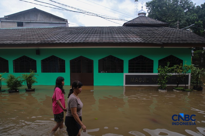 Warga beraktivitas saat banjir merendam pemukiman di kawasan Pesanggrahan, Jakarta, Jumat (20/2/2026). (CNBC Indonesia/Faisal Rahman)