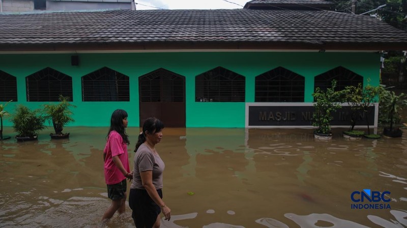 Warga beraktivitas saat banjir merendam pemukiman di kawasan Pesanggrahan, Jakarta, Jumat (20/2/2026). (CNBC Indonesia/Faisal Rahman)