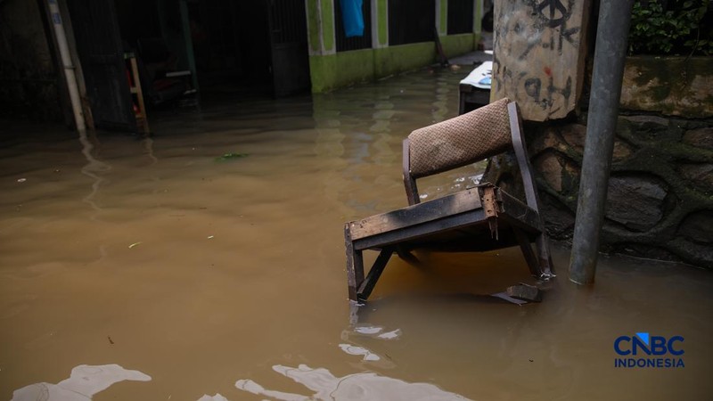 Warga beraktivitas saat banjir merendam pemukiman di kawasan Pesanggrahan, Jakarta, Jumat (20/2/2026). (CNBC Indonesia/Faisal Rahman)