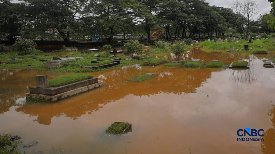 Warga beraktivitas saat banjir merendam pemukiman di kawasan Pesanggrahan, Jakarta, Jumat (20/2/2026). (CNBC Indonesia/Faisal Rahman)