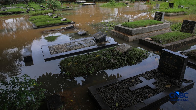 Warga beraktivitas saat banjir merendam pemukiman di kawasan Pesanggrahan, Jakarta, Jumat (20/2/2026). (CNBC Indonesia/Faisal Rahman)