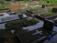 Potret Hujan Deras Semalaman Buat Jakarta Banjir, Pemakaman Terendam