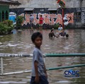 Warga beraktivitas saat banjir merendam pemukiman di kawasan Pesanggrahan, Jakarta, Jumat (20/2/2026). (CNBC Indonesia/Faisal Rahman)