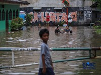 Warga beraktivitas saat banjir merendam pemukiman di kawasan Pesanggrahan, Jakarta, Jumat (20/2/2026). (CNBC Indonesia/Faisal Rahman)