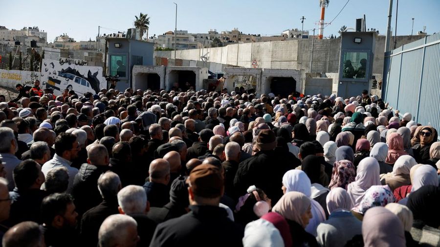 Warga Palestina berbondong-bondong menuju kompleks Al-Aqsa, yang juga dikenal oleh orang Yahudi sebagai Bukit Bait Suci, di Kota Tua Yerusalem, untuk mengikuti salat Jumat pertama selama bulan suci Ramadhan, di dekat pos pemeriksaan Qalandia di Tepi Barat yang diduduki Israel, 20 Februari 2026. (REUTERS/Mohammed Torokman)