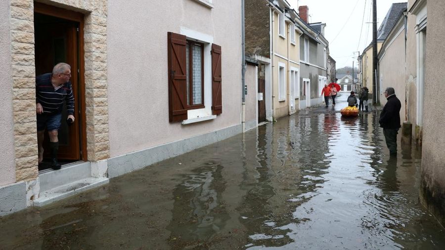 Foto udara yang diambil pada Kamis (19/2/2026) memperlihatkan hamparan lahan pertanian dan permukiman warga terendam banjir di antara kota Agen dan La R&eacute;ole, Prancis barat daya. (Tangkapan Layar Video Reuters/SECURITE CIVILE)