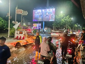Video Kemacetan di Kolong Tol Puri Kembangan gegara Banjir