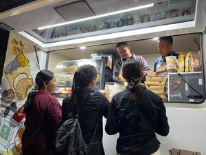 Luncurkan 2 Food Truck UMKM, Bupati-Wabup Jembrana Jadi Pedagang Dadakan