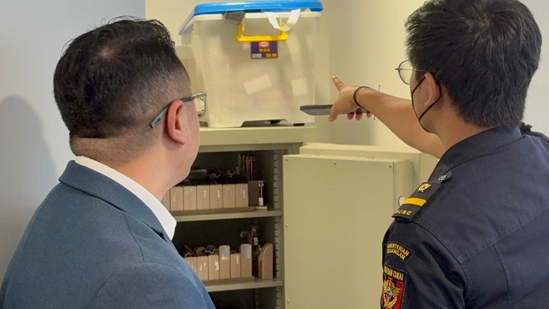 Penampakan toko perhiasan mewah Toko Bening Luxury Pluit, di Penjaringan, Jakarta Utara, yang disegel Bea Cukai Kanwil Jakarta minggu lalu, Jumat (20/2/2026). (CNBC Indonesia/Robertus Andrianto)