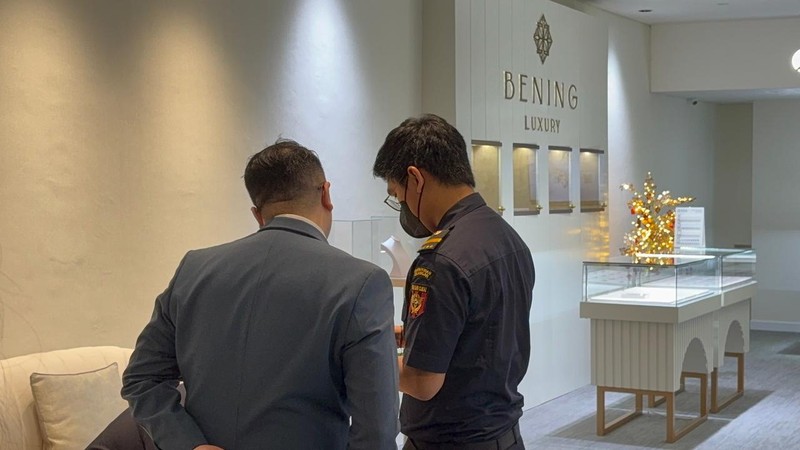 Penampakan toko perhiasan mewah Toko Bening Luxury Pluit, di Penjaringan, Jakarta Utara, yang disegel Bea Cukai Kanwil Jakarta minggu lalu, Jumat (20/2/2026). (CNBC Indonesia/Robertus Andrianto)