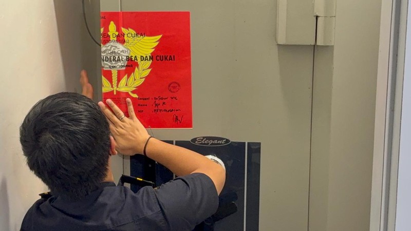 Penampakan toko perhiasan mewah Toko Bening Luxury Pluit, di Penjaringan, Jakarta Utara, yang disegel Bea Cukai Kanwil Jakarta minggu lalu, Jumat (20/2/2026). (CNBC Indonesia/Robertus Andrianto)