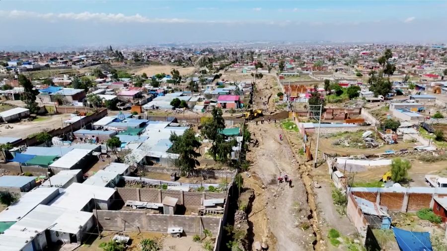Warga membersihkan jalan setelah hujan lebat menyebabkan lingkungan tersebut tergenang lumpur dan puing-puing, di Arequipa, Peru, 19 Februari 2026. (REUTERS/Oswald Charca)