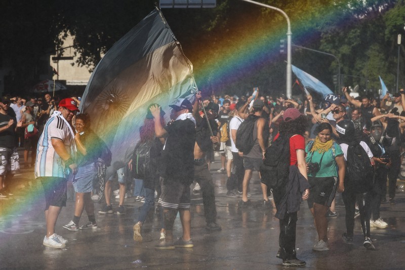 Para demonstran mengikuti protes di luar Kongres Nasional Argentina pada hari para anggota parlemen membahas reformasi perburuhan yang diusulkan oleh pemerintahan libertarian Presiden Javier Milei untuk menarik investasi dan menghidupkan kembali pertumbuhan, yang menurut serikat pekerja akan mengurangi hak-hak pekerja, di Buenos Aires, Argentina, 19 Februari 2026. (REUTERS/Agustin Marcarian)