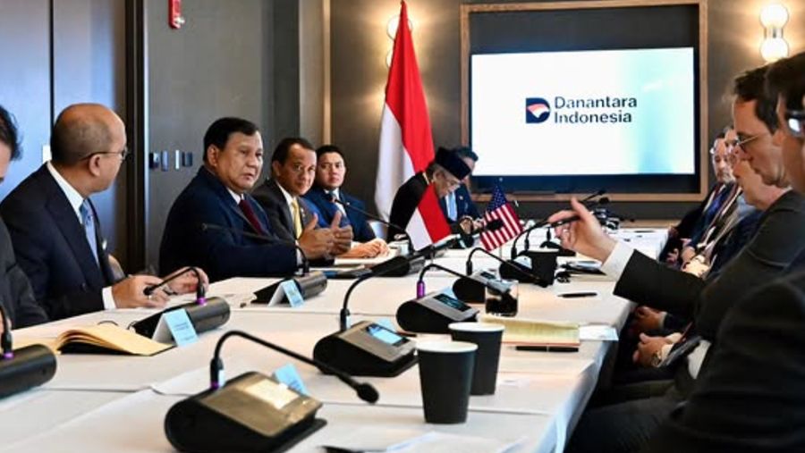 Presiden Prabowo Subianto (ketiga kiri) didampingi CEO Danantara Rosan Roeslani (kedua kiri), Menko Perekonomian Airlanggar Hartarto (kiri), Menteri ESDM Bahlil Lahadalia (keempat kanan) mengikuti forum bisnis di Washington DC, Amerika Serikat, Jumat (20/2/2026).